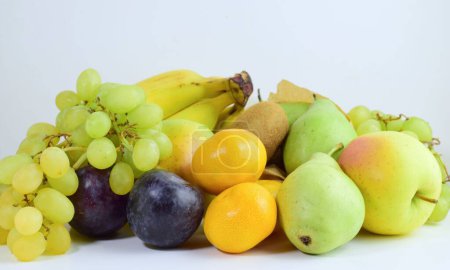 Foto de Un primer plano de frutas beneficiosas con propiedades saludables para nuestro cuerpo - Imagen libre de derechos