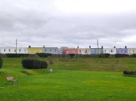Téléchargez les photos : Maison colorée au bord de la mer à Salthill, Irlande - en image libre de droit
