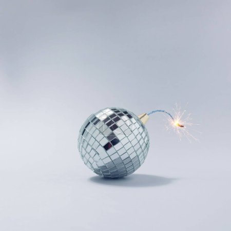Foto de Una bola disco con una bomba de fusible sobre un fondo blanco. - Imagen libre de derechos