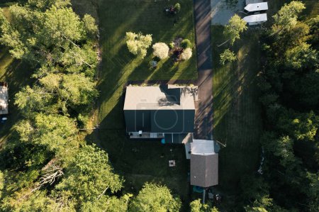 Téléchargez les photos : Vue aérienne d'une maison entourée de verdure - en image libre de droit