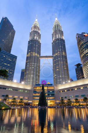 Téléchargez les photos : Les tours jumelles Petronas la nuit, Kuala Lumpur en Malaisie, le plus haut bâtiment 452 m - en image libre de droit