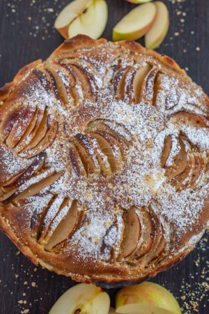 Téléchargez les photos : Plan vertical d'une tarte aux pommes avec sucre en poudre - en image libre de droit