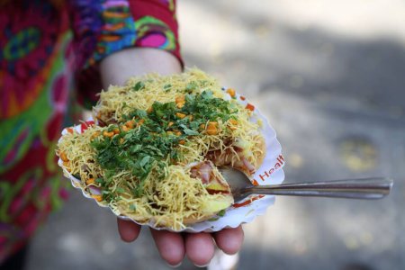 Téléchargez les photos : Une personne tenant traditionnel bhel puri dans une assiette sur sa main - en image libre de droit