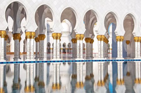 Téléchargez les photos : La Grande Mosquée Cheikh Zayed et l'image de ses colonnades reflétant dans les piscines d'eau, Abu Dhabi, EAU - en image libre de droit