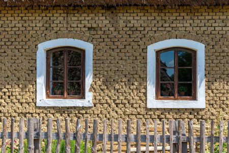 Foto de Una pared exterior y dos ventanas en un museo al aire libre en Moravia Straznice, República Checa - Imagen libre de derechos