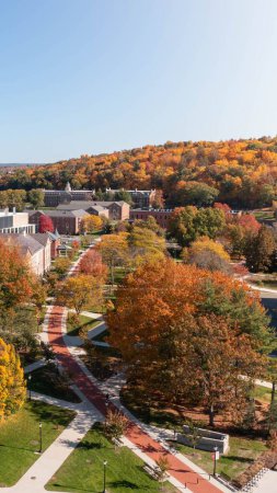 Foto de Una toma aérea del campus Amherst de la Universidad de Massachusetts en un día soleado de otoño - Imagen libre de derechos