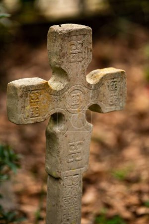 Foto de Un primer plano de la vieja cruz de piedra sobre la tumba - Imagen libre de derechos