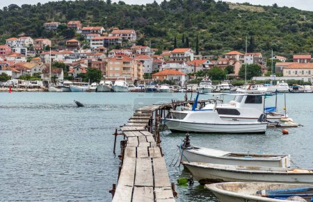 Téléchargez les photos : Les bateaux amarrés par une jetée en bois à Trogir, Croatie - en image libre de droit