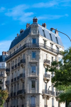 Foto de París, fachadas típicas y calle, hermosos edificios avenue de la Republique - Imagen libre de derechos