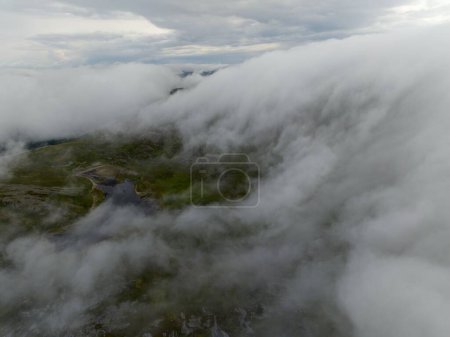 Téléchargez les photos : Une vue aérienne des montagnes avec des nuages - en image libre de droit