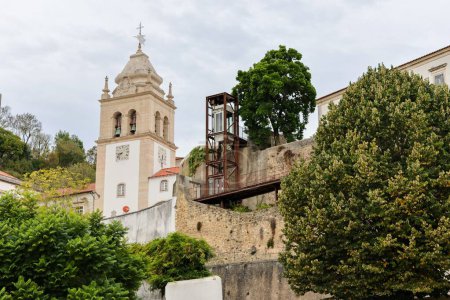 Téléchargez les photos : Le clocher avec un beau cadre vert dans le centre historique de Leiria au Portugal - en image libre de droit