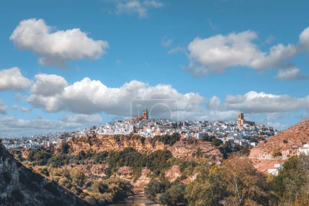 Foto de Una hermosa vista de la ciudad de Arcos de la Frontera bajo un cielo azul nublado en Cádiz, Andalucía, España. - Imagen libre de derechos