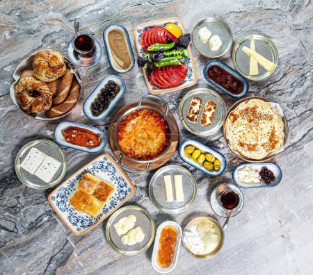 Téléchargez les photos : Une vue panoramique sur le déjeuner et le petit déjeuner gastronomique du Moyen-Orient avec du chai sur une table en granit - en image libre de droit