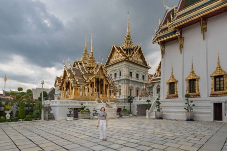 Foto de Una turista caucásica visitando el Palacio de Oro de los Reyes en Bangkok, Tailandia - Imagen libre de derechos