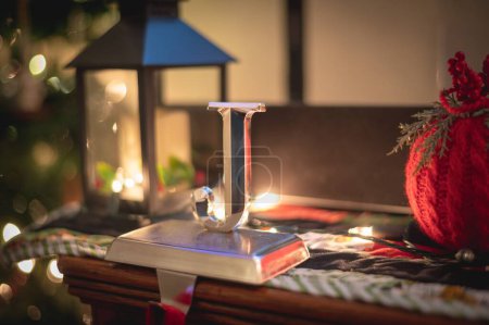 Foto de Una letra J en una mesa de madera con una linterna de Navidad en el fondo - Imagen libre de derechos