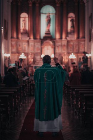Téléchargez les photos : Plan vertical d'un prêtre pendant la messe à l'église catholique - en image libre de droit