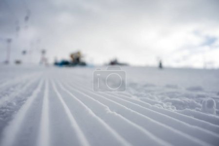 Foto de Geometría líneas de pista en una pista de esquí a la izquierda por un gato de nieve como fondo de textura - Imagen libre de derechos