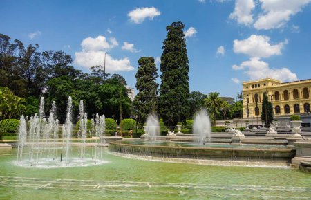 Téléchargez les photos : Sao Paulo, Brésil : fontaines dans le parc de l'Indépendance et le jardin du Musée Ipiranga - en image libre de droit