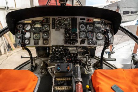 Téléchargez les photos : Le cockpit et le tableau de bord d'un vieil hélicoptère de sauvetage des garde-côtes avec sièges orange - en image libre de droit