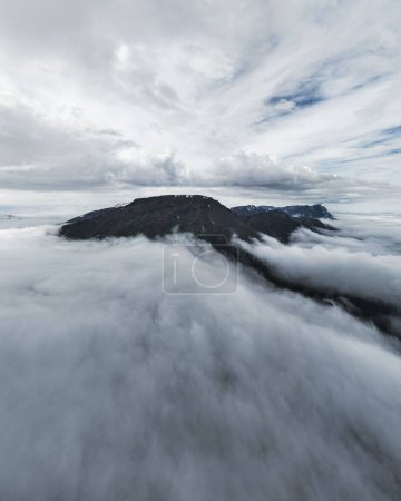 Téléchargez les photos : Une vue verticale des montagnes avec des nuages - en image libre de droit