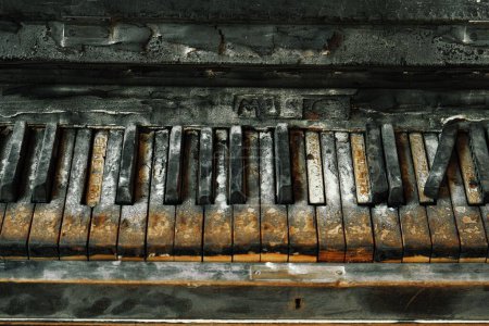 Téléchargez les photos : Une vue de dessus d'un vieux piano brûlé - en image libre de droit
