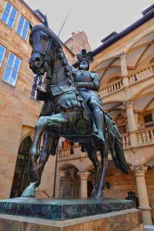 Téléchargez les photos : Une verticale de statue équestre du duc Eberhard im Bart dans la cour du vieux château de Stuttgart, Allemagne - en image libre de droit