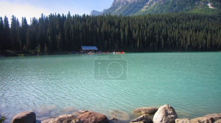 Téléchargez les photos : Une belle vue sur le lac près des montagnes par une journée ensoleillée - en image libre de droit
