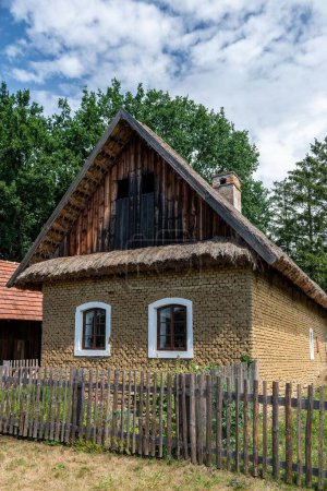 Foto de Un plano vertical de una pequeña casa de madera en un museo al aire libre en Moravia Straznice, República Checa - Imagen libre de derechos