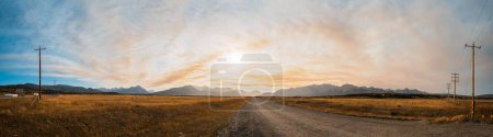 Téléchargez les photos : Vue panoramique d'une route transcanadienne à l'extérieur des Rocheuses canadiennes au coucher du soleil - en image libre de droit