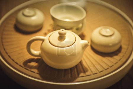 Téléchargez les photos : Gros plan d'un ensemble de thé en céramique blanche sur une table - en image libre de droit