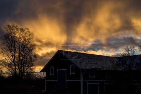 Téléchargez les photos : Une belle vue sur une grange au lever du soleil - en image libre de droit