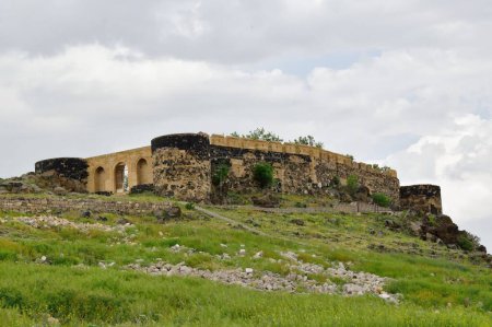 Téléchargez les photos : Un beau cliché du château de Nevsehir sous les nuages en Turquie - en image libre de droit