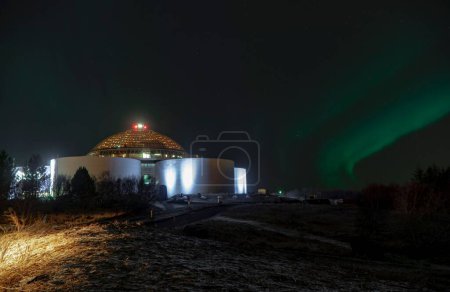 Téléchargez les photos : Les aurores boréales vertes sur le musée Perlan illuminé à Reykjavik, en Islande - en image libre de droit