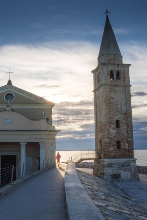 Téléchargez les photos : Un plan vertical de l'église Sanctuaire de Madonna dell'Angelo au lever du soleil à Caorle, Italie - en image libre de droit