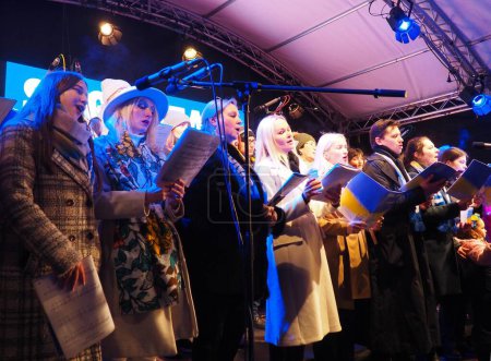 Téléchargez les photos : Un groupe de gens chantant sur scène. Chantez pour la paix. Darmstadt, Allemagne. - en image libre de droit