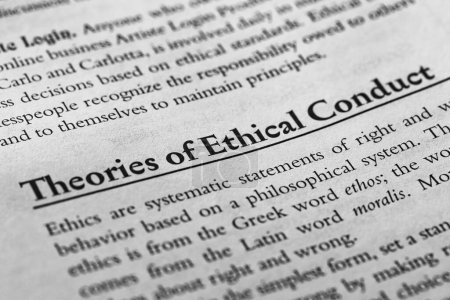 Foto de Un primer plano de un libro de texto legal con un capítulo sobre teorías de la conducta ética - Imagen libre de derechos