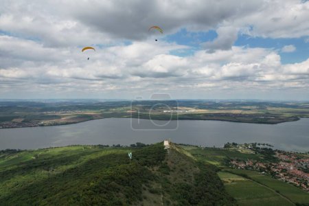 Téléchargez les photos : Vue aérienne d'un peuple parapente avec un ciel bleu nuageux en arrière-plan, République tchèque - en image libre de droit