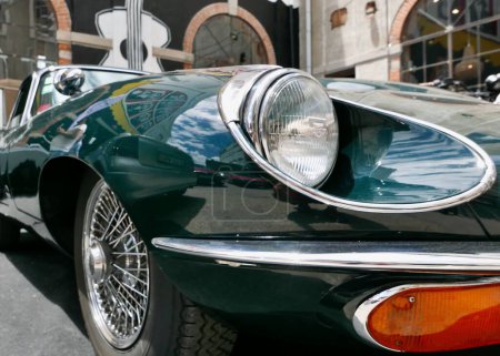 Foto de Un primer plano de un coche Jaguar de tipo E clásico en la fábrica de Lisboa, Portugal. - Imagen libre de derechos