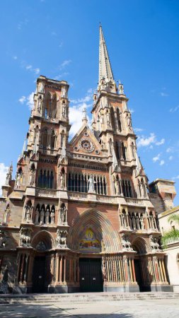 Foto de Un plano de ángulo bajo de iglesia gótica del Sagrado Corazón de Jesús con intrincadas columnas talladas y campanario en Argentina - Imagen libre de derechos