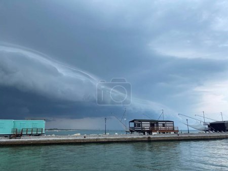 Foto de Una vista panorámica de las nubes que cubren el cielo sobre un muelle en la ciudad costera del Adriático de Cesenatico - Imagen libre de derechos