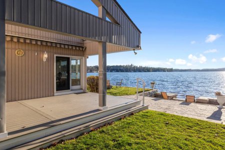 Téléchargez les photos : Une belle vue sur le lac depuis la maison au bord du lac par une journée ensoleillée - en image libre de droit
