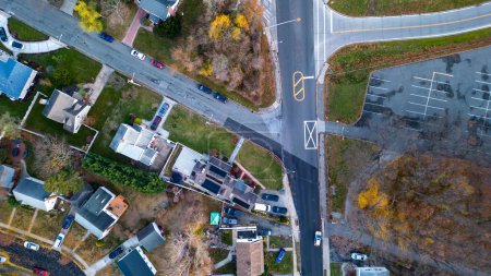 Téléchargez les photos : Vue aérienne d'un quartier de banlieue lors d'un beau lever de soleil à Long Island, NY - en image libre de droit