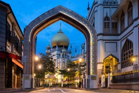 Téléchargez les photos : La mosquée Masjid Sultan à l'aube à Singapour - en image libre de droit