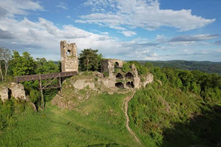 Foto de Las ruinas del gran castillo de Zubstein con un cielo azul nublado en el fondo, en la República Checa - Imagen libre de derechos