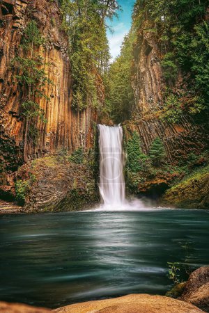 Foto de Paisaje de hadas de la cascada Toketee que fluye en pintoresco bosque, Oregon, EE.UU. - Imagen libre de derechos