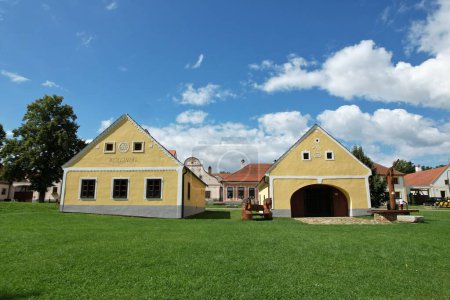 Téléchargez les photos : Un beau plan de bâtiments dans un petit village de Holasovice en République tchèque par une journée ensoleillée - en image libre de droit