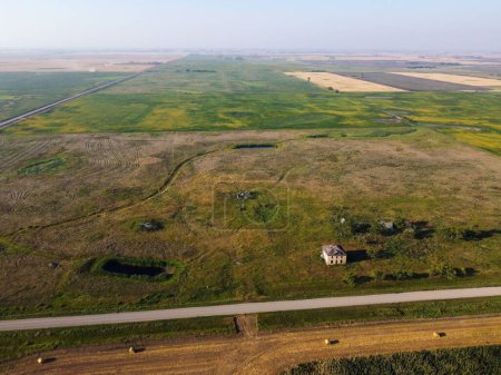 Téléchargez les photos : Vue aérienne d'une ferme abandonnée dans les Prairies de la Saskatchewan, Canada - en image libre de droit