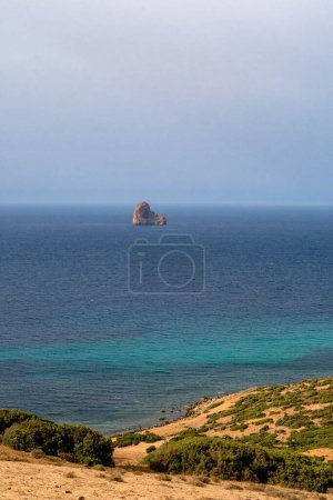 Téléchargez les photos : Vue verticale d'un littoral rocheux ensoleillé lors d'une journée d'été à Kef Abbed, Tunisie - en image libre de droit
