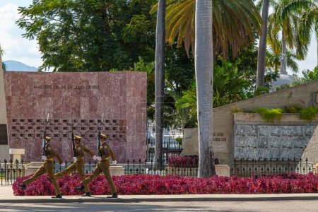 Téléchargez les photos : Une vue des soldats devant le cimetière Santa Ifigenia - en image libre de droit