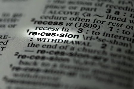 Foto de La palabra recesión resaltada en el diccionario - Imagen libre de derechos